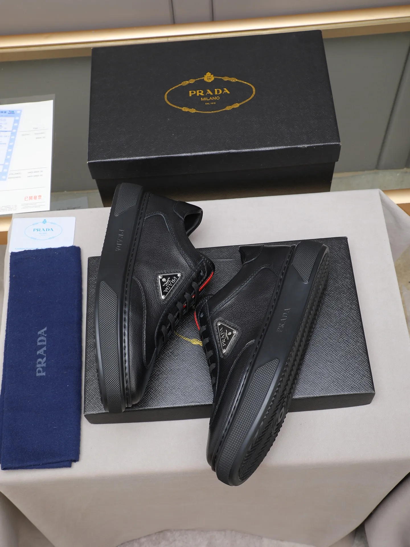 PP460 Prada/Prada men's new casual shoes, this upper is made of imported calfskin + sheep lining! The outside is decorated with the P family's classic metal triangle enamel logo, and the outsole is made of non-slip sports foam ultra-light outsole, which feels good on the feet and is a fashionable and fashionable item!  Size: 38-44 (45 customized)